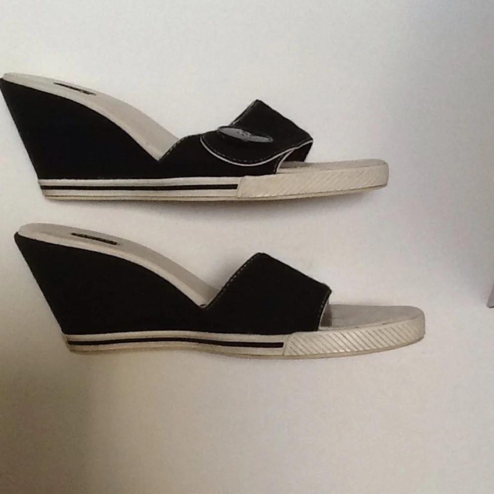 Vintage Lacoste Aimee Black/White Button Wedge‎ Sandals Old Money Quiet Luxury